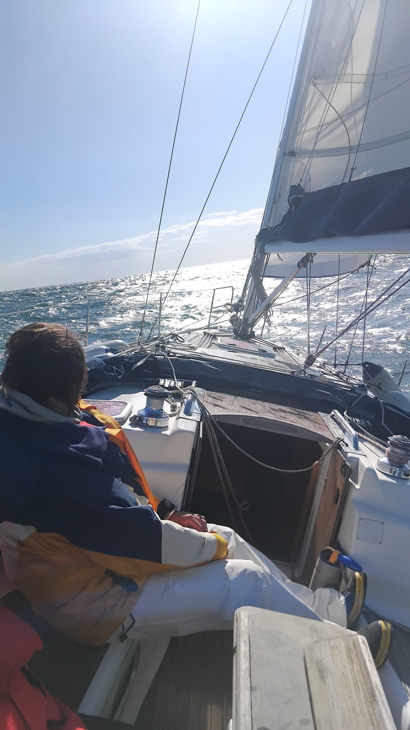 Barca a vela in navigazione tra le isole della Croazia